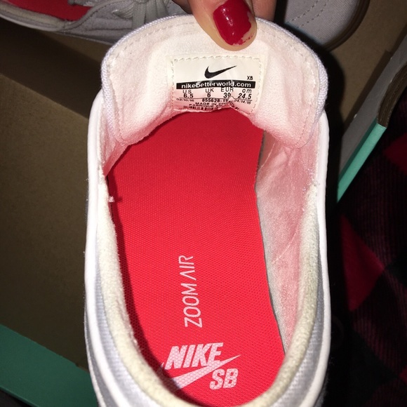 ✨Brand new - Never worn Nike’s✨ - Picture 3 of 3